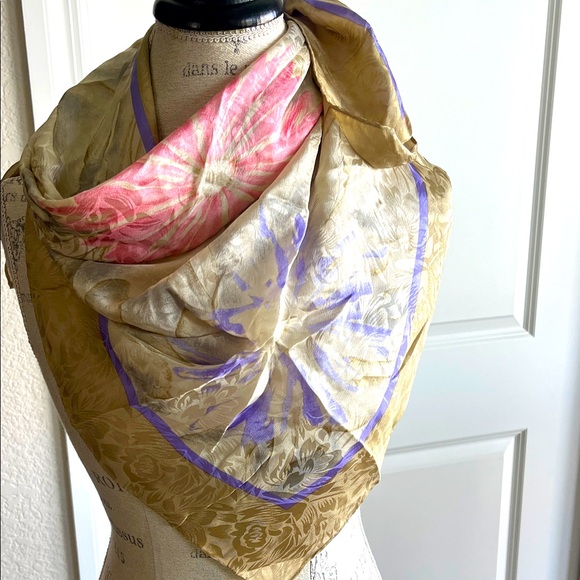 EUC Linda Allard for Ellen Tracy 100% silk hand rolled scarf 34” x 34“ - Picture 1 of 7